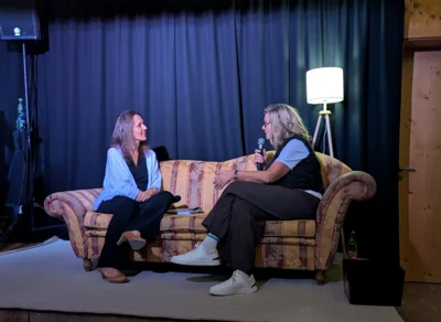 Lydia Schmidberger (r.) interviewte Regina Stoiber zu ihrem Leben, ihren Pl&auml;nen und Tr&auml;umen.  (Bild vergr&ouml;&szlig;ern)