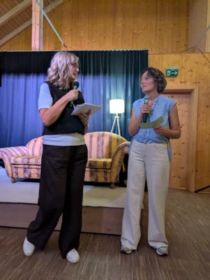 &bdquo;frisch&faltig&ldquo;, Lisa-Marie H&ouml;gerl (r.) und Lydia Schmidberger, moderierten den Abend auf gewohnt humorvolle und anr&uuml;hrende Weise.  (Bild vergr&ouml;&szlig;ern)