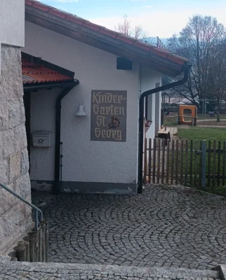 B&uuml;rgermeister Andreas Eckl berichtete bei der Sitzung vom gro&szlig;en Defizit, das die beiden gemeindlichen Kinderg&auml;rten in Prackenbach und Moosbach j&auml;hrlich im Haushalt verursachten. Mit der Erh&ouml;hung wolle man einen Mittelweg f&uuml;r alle B&uuml;rger finden.  (Bild vergr&ouml;&szlig;ern)