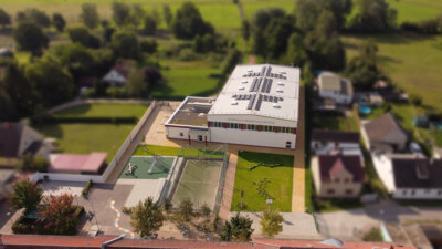 Neue Turnhalle von oben, mit neuem Schulhof  (Bild vergr&ouml;&szlig;ern)