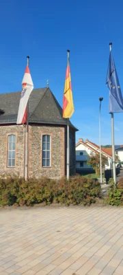 Fahnen Rathausplatz  (Bild vergr&ouml;&szlig;ern)