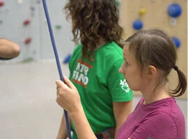 2 personen in kletterhalle