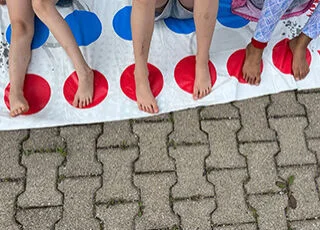 Kinder spielen twister