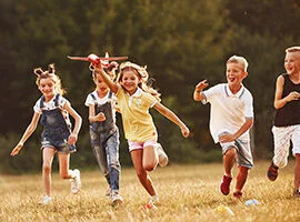 kinder mit flugzeug