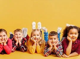Kinder auf Orange