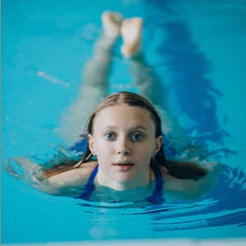 Schwimmendes M&auml;dchen