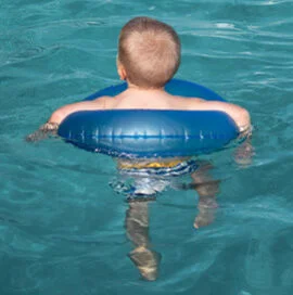 Kleiner junge im Schwimmbecken