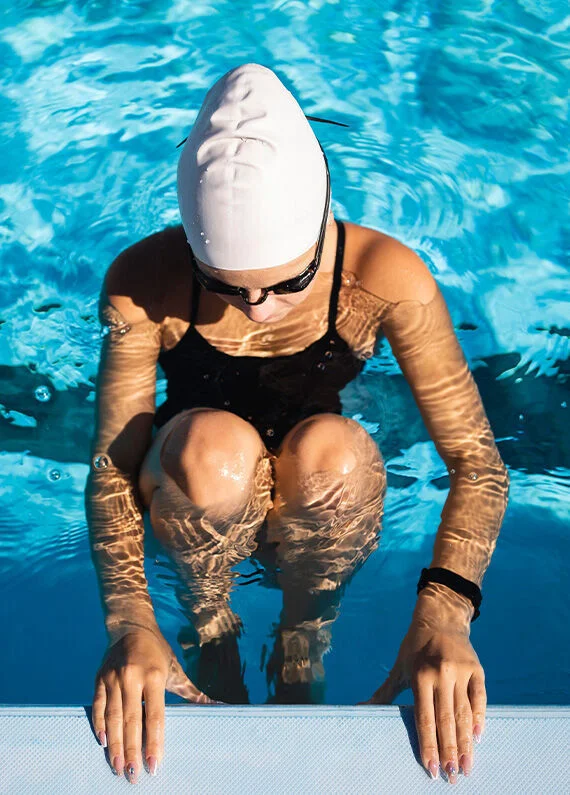 Schwimmerin am Beckenrand