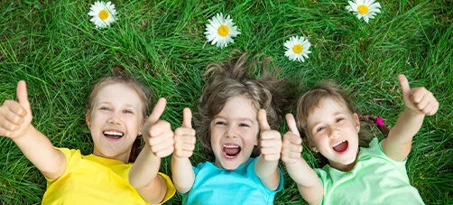 Kinder mit G&auml;nsebl&uuml;mchen