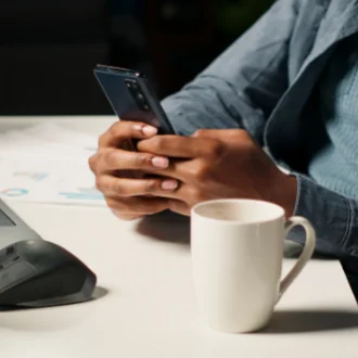Mitarbeiterin testet App am Smartphone