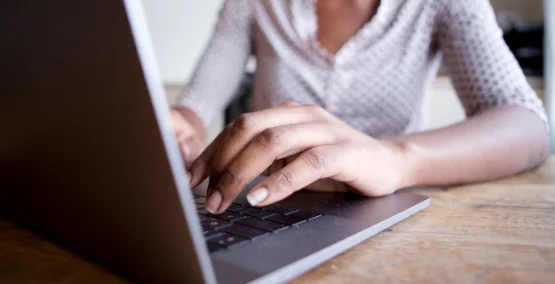 Bewerbung am Laptop schreiben f&uuml;r einen neuen Job bei momikom
