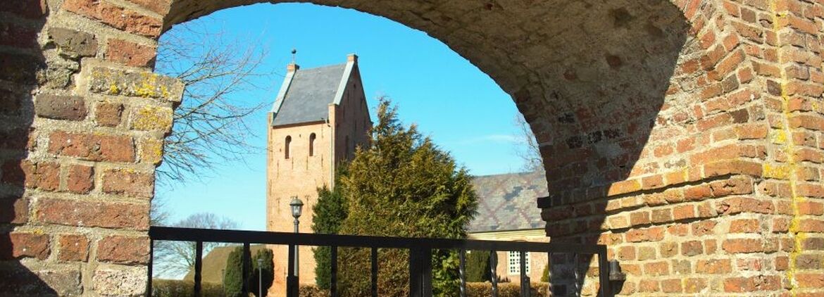 Foto von Klixbüller Kirche durch Torbogen