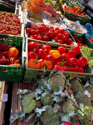 Frisches Obst, Gemüse, Saft, Blumen von Hubert (Bild vergrößern)