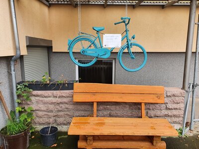 Stadt Perleberg | Abbildung Fahrrad vor dem Eingang der Werkstatt (Bild vergrößern)