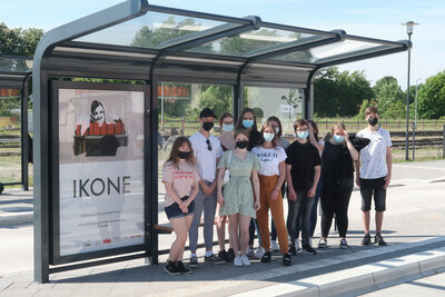 IKONE - Ausstellungseröffnung mit den Seminarteilnehmer*innen, Fotograf: Lars Schladitz (Bild vergrößern)