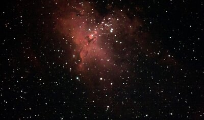 Der Adlernebel M16 ist eine junge offene Ansammlung von Sternen im Sternbild Schlange. Nach seinen charakteristischen Strukturen werden sie auch „Die Säulen der Schöpfung“ genannt. Foto: Torsten Degen