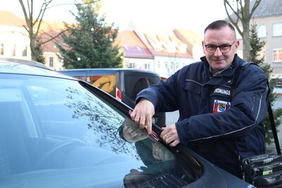 Politeur Jörg Suchomel bei seiner Hauptbeschäftigung: Knöllchen verteilen. Am 7. Dezember gibt es allerdings 