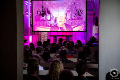Viveart.de | Liveübertragung des Orgelspielers auf eine großen Leinwand