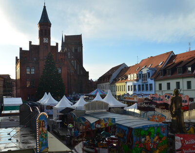 Weihnachtsmarkt auf dem historischen Marktplatz, im Hintergrund das Rathaus