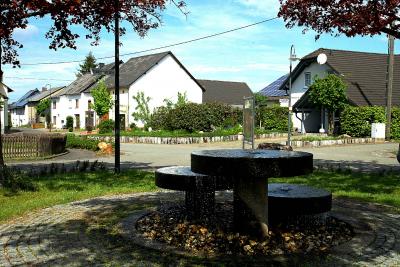Breit - Gemeindehaus+Festzelt sowie Dorf (Bild vergrößern)