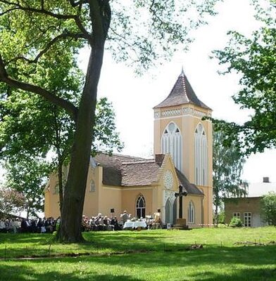 Pfingstgottesdienst an der Paretzer Dorfkirche 2010