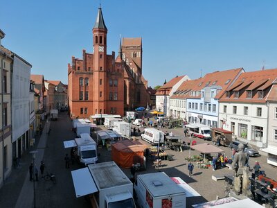 Stadt Perleberg | Blick von oben auf das Markttreiben zum Wochenmarkt