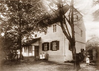 Das Pfarrhaus in Röcken um 1900 (Bild vergrößern)