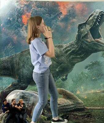 Mädchen steht vor einem Dinosaurier
