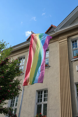 Unser Bild zeigt die Regenbogenfahne am Falkenseer Rathaus. (Bild vergrößern)