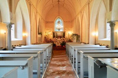 Der Innenraum der Dorfkirche mit Erntefest-Dekoration (C) Uwe Steckhan