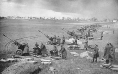 Die Schlacht um die Seelower Höhen, Sowjetische Artillerie vor Berlin, Bundesarchiv (Bild vergrößern)