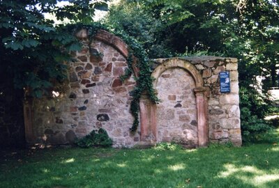 Torbögen der ehemaligen Erlesmühle, in der Gartenmauer des  Schlossparks