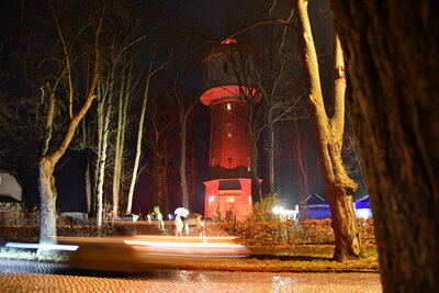 Foto: Stadt Perleberg | Beleuchteter Hörturm zum Lichterfest (Bild vergrößern)