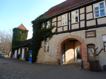 Stadt Perleberg | Der Eingang der BONA befindet sich auf dem Innenhof des Wallgebäudwes. Die Abbildung zeigt den Torbogen des Wallgebäudes. (Bild vergrößern)