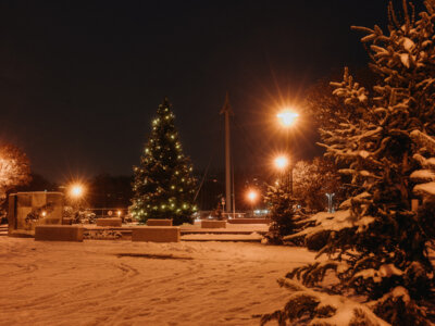 schneebedeckter Marktplatz mit Weihnachtsbaum 2022 © Ch. Gerber