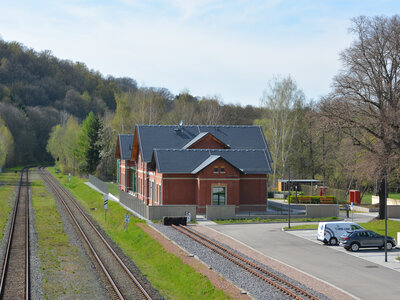Blick auf die Gleise der Erzgebirgsbahn, das Schmalspurgleis und den rekonstruierten Alten Bahnhof (c) Stadtverwaltung (Bild vergrößern)