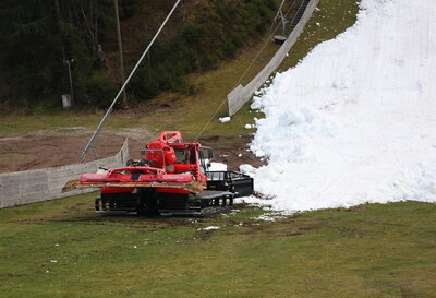 Ein Pistenbully verteilt noch den Schnee im Schanzenauslauf - Am Donnerstag beginnt der Skisprung-Weltcup in Titisee-Neustadt - Foto: Joachim Hahne / johapress
