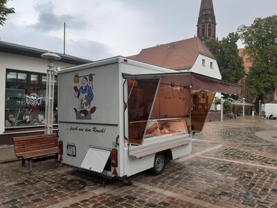 Jens Maltz mit Wurstwaren jeden zweiten Mittwoch im Monat (Bild vergrößern)