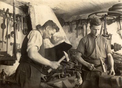 Foto: Archiv historische Alltagsfotografie | Abbildung zeigt Hammerschmiede, 1930 (Bild vergrößern)