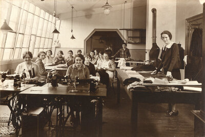 Foto: Archiv historische Alltagsfotografie | Abbildung zeigt Schneiderinnen um 1925