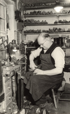 Foto: Archiv historische Alltagsfotografie | Abbildung zeigt Schuster um 1940 (Bild vergrößern)