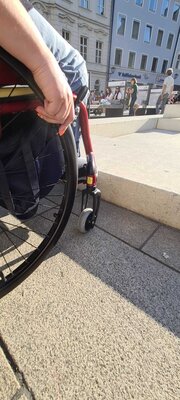 Barriere für Rollstuhlfahrer*innen