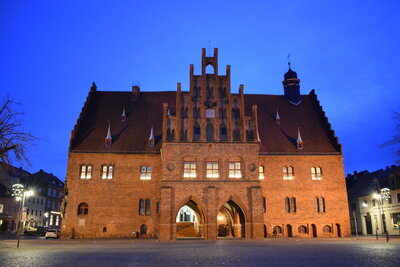 Rathaus bei Nacht (Bild vergrößern)