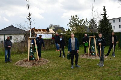 Tag des Baumes 2021 Blumberg Beteiligte aus den Jugendclubs, der Gemeindeverwaltung und dem Regionalparkverein