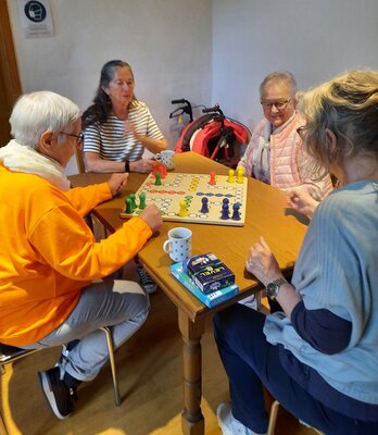 Mitglieder des Seniorenbeirates beim Spielen (Bild vergrößern)