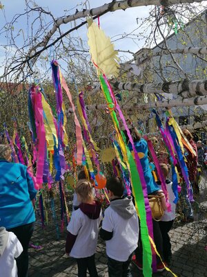 Foto: Stadt Perleberg | Kinder der Kitaeinrichtungen schmücken den Maibaum.