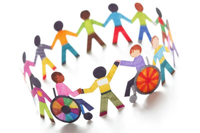 Papierfiguren mit Handicap halten sich die Hände und tanzen gemeinsam im Kreis (Bild vergrößern)