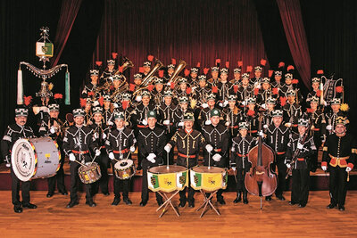 Gruppenfoto des gesamten Orchesters des Landesbergmusikkorps Sachsen (Bild vergrößern)