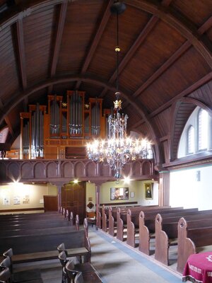 Klein-Glienicker Kapelle, Inneres nach Westen zur 1999 erbauten Schuke-Orgel, Foto: Andreas Kitschke