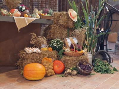 Foto Frau Streese, Kreisbauernverband Prignitz | Abbildung zeigt einen liebvoll geschmückten Altar mit Stroh, Mais, Kürbissen, Früchten, Eiern, uvm. (Bild vergrößern)